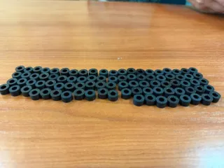 Годные остатки изделий: крышка-заглушка для фары автомобиля из резины черного цвета 80 штук, патрон для лампочки 41 штука, заглушки из резины черного цвета 122 штуки, элемент крепления из пластмассы белого цвета 40 штук, патрон для лампочки из пластмассы серого цвета 40 штук, элемент крепления из…