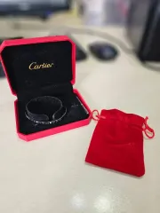 Футляр с браслетом CARTIER, отверткой, очками CELINE, GIVENCHY, BALENCIAGA, DOLCE&GABBANA, VALENTINO. Футляр, в нем: браслет металлический, отвертка, с изображением товарного знака «CARTIER». Очки, маркированные товарным знаком «CELINE». Очки, маркированные товарным знаком «GIVENCHY». Очки…
