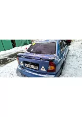 Автомобиль находится в технически неисправном состоянии, долгое время не эксплуатировался. Кузов покрыт ржавчиной. Ранее использовался в автошколе, имеет дублирующие педали газа, тормоза и сцепления на стороне пассажира. Не на ходу, требует ремонта.