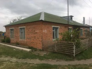 Нежилое здание, местоположение: Ростовская область, р-н. Цимлянский, х. Паршиков, ул. Мира, д. 9, кадастровый номер 61:41:0050405:151, площадь 103,1 кв.м., с земельным участком, местоположение установлено относительно ориентира, расположенного в границах участка. Почтовый адрес ориентира…