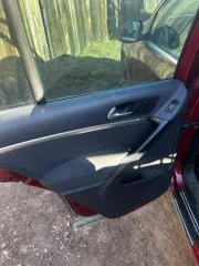 Volkswagen Tiguan 2014 года выпуска. VIN: XW8ZZZ5NZEG113455. Двигатель №: CAW 193325. Цвет: вишнево-красный.