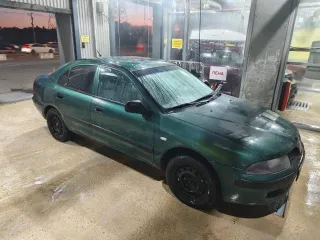 Mitsubishi Carisma 1999 года, VIN: XMCLNDA1AYF008099. В хорошем состоянии, мотор работает нормально, по ходовой все хорошо. Не работает кондиционер, нужно залить фреон. Резина зимняя, один сезон отъездила, на штампах. По кузову имеются царапины, ржавчина и вмятины.