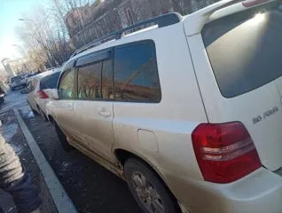 Toyota Kluger, 2001. Автомобиль марка «TOYOTA KLUGER», 2001 г.в., г/н Е900СО75, номер кузова (прицепа): MCU25-0044260. Цвет белый. ПТС отсутствует. Левая пассажирская двери имеет повреждения от механического воздействия, по периметру ТС имеются сколы лакокрасочного покрытия. Вид транспорта…