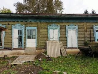 Земельный участок площадью 514 кв.м с административным зданием 270.4 кв.м. Кадастровый номер участка: 55:08:220113:634. Адрес: Омская область, Колосовский район, с. Колосовка, ул. Ленина, 3. На участке расположено административное здание ИВС площадью 270.4 кв.м, назначение нежилое, 1 этаж…