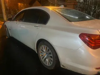 BMW 740Li 2008 года, государственный номер Н505ТА58, цвет белый, VIN: WBAKB41080CY45571. По кузову сколы и царапины, без видимых вмятин. Местонахождение: Пензенская область, город Пенза, улица Щербакова, 59,1. Объем двигателя 2979 см³, мощность 326,4 л.с.