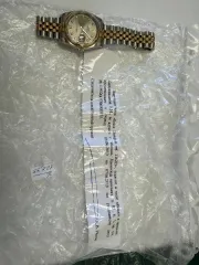 Наручные часы «Rolex Datejust ref. 116203» (на часах указан идентификационный номер «S7776635») ,корпус круглый, из металла серебристого цвета со вставкой из металла золотистого цвета и прозрачными камнями на циферблате, браслет из металла серебристого цвета с золотистой вставкой в центре и с…