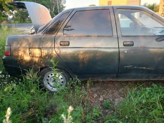 Легковой автомобиль, марка: ВАЗ, модель: 21104, год изготовления: 2005, цвет: темно зеленый, VIN: ХТА21104060910523, г/н: В302УВ21. Титульный собственник   супруг должника. На ходу, двигатель в рабочем состоянии, дно ржавое и гнилое, просветы. Не эксплуатируется примерно с 2020 года.
