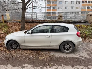 BMW 118I 2011 года, белый цвет. VIN: WBAUA31080VE48715, ПТС: 77ХА226980, госномер: X253AX71. Разрешенная максимальная масса 1790 кг, масса без нагрузки 1365 кг.