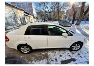 Nissan Tiida 2007 года, 109 л.с., пробег 300000 км. Автомобиль Nissan Tiida Latio, цвет белый, ПТС 25 УВ 315859, государственный номер К985АН125, страна-изготовитель Япония, разрешенная максимальная масса 1475 кг, масса без нагрузки 1200 кг.