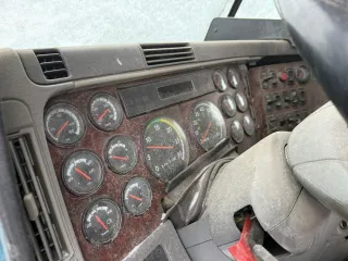 Freightliner ST120064ST 2005 транспортное средство - фрейтлайнер ST120064ST, 2005 г.в., грз В002КА190, VIN 1FUJBBCK25LN52718 Заявки по осмотру имущества направлять по адресу электронной почты: 89105761698 (Казберов Алексей Владиславович), по адресу электронной почты: arbitr.shchukina@yandex.ru.