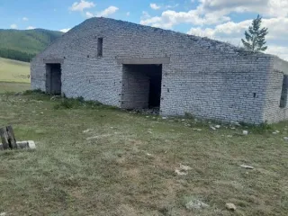 Здание, назначение: нежилое, год постройки 1981, площадь 1502,4 кв.м., кадастровый № 03:03:140110:36; Земельный участок, кадастровый № 03:03:140110:148, площадь 8524 кв.м, кадастровая стоимость 13041.72 руб. Здание, находящееся по адресу: Республика Бурятия, Бичурский район, с. Нижний Мангиртуй…