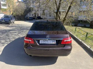 Mercedes-Benz E klasse, 2011. Автомобиль - Mercedes-Benz E klasse; год выпуска – 2011; VIN номер: WDD2120481A513751. На имущество наложены ограничения в виде запрета на регистрационные действия. Автомобиль имеет следующие недостатки: имеет очаги коррозии на задних арках, лобовое стекло в трещинах…
