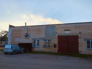 Нежилое здание (пристройка к складу), площадь 342,1 кв. м; земельный участок, площадь 869 кв. м, расположенные по адресу:  Новгородская область, м.о. Шимский, рп. Шимск, ул. Ленина, зд. 48/1 1. Нежилое здание (пристройка к складу), площадь 342,1 кв. м, кадастровый номер 53:21:0130201:458…