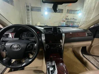 Toyota Camry, 2013 года, 181 лс, 265400 км, АКПП. Автомобиль марки TOYOTA, модель CAMRY, год выпуска 2013, идентификационный номер (VIN): XW7BF4FK10S031357. Состояние автомобиля: Есть трещина в передней правой фары, бампер задний сломан, небольшая вмятина на багажнике, акпп требует ремонта.