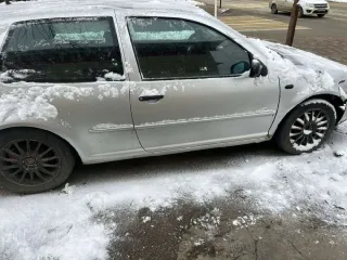 Volkswagen Golf 2001, модель: Golf, год выпуска: 2001, цвет: Серебристый, VIN: WVWZZZ1JZ1W695019, вид собственности: индивидуальная. Особенности тех. состояния: сломано левое боковое зеркало, битое правое крыло, коррозия колесных арок.
