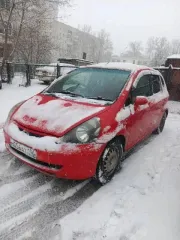 Honda Fit 2001 года, 86 лс, 320000 км, АКПП, идентификационный номер GD11015179, цвет красный, мощность двигателя 86 лс. Не работают задние стеклоподъемники, в 2024 году установлен контрактный двигатель и коробка вариатор, правый порог и крылья гнилые.