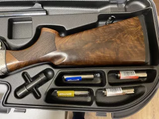 Гражданское оружие – охотничье гладкоствольное ружье Benelli Raffaello Delux Combo, кал. 12x76, № F306954T/C1216286W/C1208662V
Характеристики оружия: дата приобретения оружия – 16.09.2013 года, страна изготовитель – Италия, состояние – хорошее, в рабочем состоянии. 
Находится на хранении в отделе…