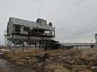 Нежилое здание – сушилка по адресу: Красноярский край, Рыбинский р-н, с. Александровка, ул. Заречная, д. 27д, общей площадью 270,7 кв.м, кадастровый номер 24:32:4301008:107.Техническое состояние объекта неудовлетворительное. Нежилое здание – сушилка по адресу: Красноярский край, Рыбинский р-н, с…