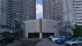 Машино-место площадью 15,8 кв.м, расположенное по адресу: г. Москва, Каширское шоссе, д. 148, корп. 3 (подз. 1, пом. II, машино-место 82). Кадастровый номер: 77:05:0010009:1498.