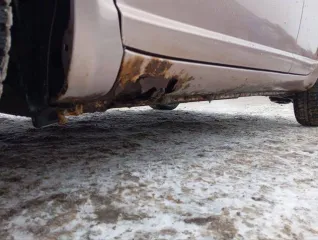 Toyota Vitz 2000 года выпуска, красный (розовый) цвет, VIN отсутствует.