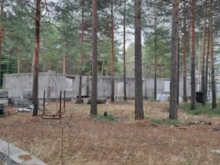 Объект незавершенного строительства площадью 324 кв. м, расположенный по адресу: Ханты-Мансийский автономный округ – Югра, город Сургут, проспект Пролетарский, микрорайон 31 «А». Степень готовности объекта: 11%. Объект находится на земельном участке площадью 3 955 кв. м с кадастровым номером…