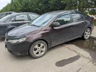 Kia Cerato, 2010г.в., VIN – KNAFU411AB5883876, состояние удовлетворительное, имеются потертости и сколы по кузову, сцепление неисправно, отсутстует часть выхлопной системы