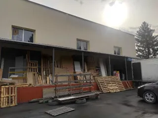 Объект незавершенного строительства по адресу: Омская область, г. Омск, ул. Универсальная, д. 19. Степень готовности объекта – 90%. Площадь объекта: 414 кв.м. Площадь земельного участка: 415 кв.м. Кадастровый номер объекта: 55:36:120102:4500. Кадастровый номер земельного участка: 55:36:120102:2146…