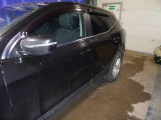 Nissan Qashqai 2014 года, черный цвет, VIN: SJNFBAJ11U1101322, ПТС: 78 УУ 207869, госномер: М048АР186, бензиновый двигатель 2.0 л (144 л. с.), объем 1997 см³, максимальная масса 1890 кг, масса без нагрузки 1447 кг. Совместно нажитое имущество.