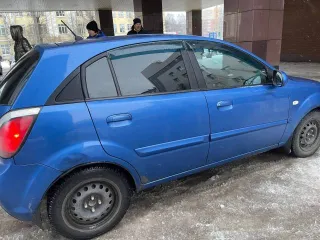 Kia Rio 2010 года, 95 л.с., пробег 218582 км. VIN XWEDH511AA0002458, цвет синий. Номер двигателя G4EE AH330837, тип двигателя бензиновый, мощность 69.9 кВт (95 л.с.), номер кузова XWEDH511AA0002458, снаряженная масса 1580 кг (1244 кг без нагрузки).