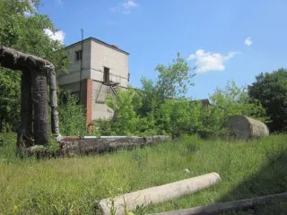 Комплекс зданий 1417,4 кв.м, дымовая труба 30 куб.м, земельный участок 17300 кв.м, Ленинградская область Комплекс зданий, расположенных по адресу: Ленинградская область, Гатчинский муниципальный район, пос. Терволово: - нежилое здание общей площадью 1417, 4 кв.м., 2-4 этажная с кадастровым номером…