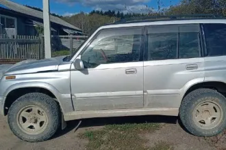Suzuki Escudo 1991 года, серый. ПТС: 78PH575881, госномер: X723AO65. Производство: Япония. Бензиновый двигатель объемом 1995 см³, мощность 140 л.с. (103 кВт). Максимальная разрешенная масса 1895 кг, снаряженная масса 1620 кг.
