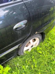 Kia Carens 2005 года, 105 л.с., пробег 201664 км. Цвет темно-зеленый. VIN: KNEFC525155398602. Категория B (M1). ПТС 71ОС 745362. Не на ходу. Требуется переварка порогов и задних внутренних арок, ремонт электрики, системы охлаждения и двигателя. Имеются коррозия, вмятины кузова, требуется покраска…