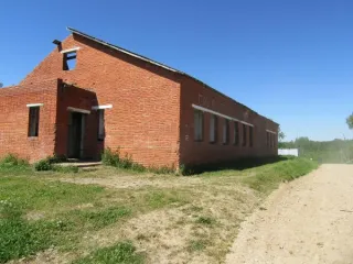 Нежилое здание 254,1 кв.м, земельный участок 1529 кв.м, Пермский край, Усольский район здание, назначение: нежилое, этажей 1, в том числе подземных 0, общей площадью 254,1 кв.м, кадастровый номер: 59:37:0220101:100, адрес объекта: Пермский край, Усольский район, д. Сороковая, ул. Уральская, д. 6, с…
