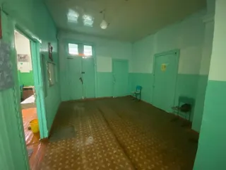 Земельный участок 10565 кв.м с гаражами, учебным зданием и мастерской, Орловская область, Хотынецкий район. Здание - гаражи, здание - учебное здание, здание - учебная мастерская, прибор тепловой энергии узла счета №1, прибор тепловой энергии узла счета №2, расположенные на земельном участке общей…