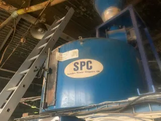 Пеллет-пресс Sweden Power Chippers AB для производства топливных гранул PP 450 twin, конвейер 6 метров, синего цвета. Внешних видимых повреждений не установлено. Рабочее состояние не проверялось. Расположено по адресу: г. Кола, сопка Соловарка. Состояние объекта: б/у.