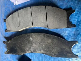 Автомобильный поворотный рычаг управления, без артикула. Вспомогательные инструменты для ремонта транспортных средств в наборах: съемники 2 грузовых места (47 шт.). Ремкомплект шкворня поворотного кулака автомобиля артикул YMSTG004, итого 6 грузовых мест. Насадка-соединитель на автомобильный шприц…