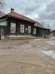 Нежилое здание, площадью 229,9 кв.м., кадастровый номер 69:06:0180318:285, расположенное по адресу: Тверская область, Вышневолоцкий муниципальный округ пгт  Красномайский, ул. 1 Мая, д.14 Земельный участок под объектом недвижимости площадью 1 273 кв.м., с кадастровым номером 69:06:0180312:299…