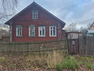 Доли 2/9 жилого дома, 54,3 м², Вологодская область. 1/9 доли на дом в Вологодской обл., еще 1/9 доли на дом в Вологодской обл., здание жилое, площадь 54,3 кв.м, кадастровый (условный) номер: 35:21:0303001:174, адрес (местонахождение): Вологодская область, г. Череповец, ул. Набережная Серовки, д. 7…