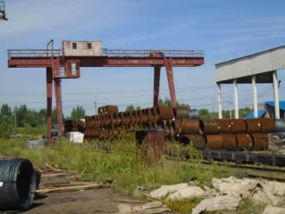 Конструкции колонн и анкерных планок металлические из балки 40К4, стали листовой толщина от 10 мм до 45 мм, огрунтованные. Конструкции балок и прокладок металлические из труб квадратных периметром от 1,3 м до 2,12 м толщин. Конструкции стропильных и подстропильных ферм металлические из труб…