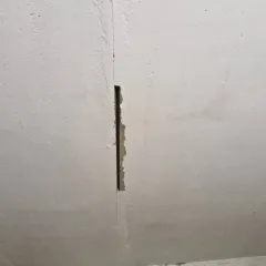 Гараж 18 м2 в Москве. Состояние удовлетворительное, находится в гаражном кооперативе. Требуется незначительный косметический ремонт. Обременения отсутствуют.