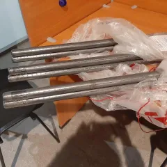 Газовые трубы в кол-ве 2 шт. представляющие собой две сварные металлические конструкции в виде труб с отверстиями по всей длине и две изогнутые металлические трубы с резьбовым креплением с одного края и прикрученными металлическими изделиями с резьбой с другого края, напоминающие форсунки (газовые…