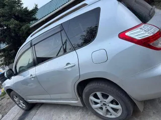 Toyota Vanguard 2008 года выпуска. Цвет кузова серый. Номер кузова ACA33-5210984. Номер двигателя 2AZ-H188296. Мощность 170 л.с., рабочий объем 2362 куб. см, тип двигателя бензиновый. Государственный регистрационный номер Н198ОУ75.