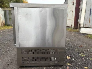 Холодильный стол для салатов HiCold SLE3-111GN (без крышки). Является бывшим в употреблении имуществом, могут иметься скрытые недостатки.