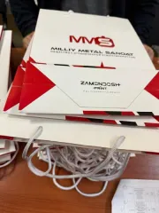 Канцелярские принадлежности и бумажная продукция MMS: картонные папки белого цвета с фирменным логотипом "MMS MILLIY METAL SANOAT" - 41шт, ручки черного цвета с фирменным логотипом "MMS MILLIY METAL SANOAT" - 49шт, блокнот с фирменным логотипом "MMS MILLIY METAL SANOAT" - 50шт, коврик черного цвета…