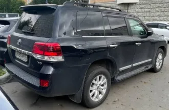 Toyota Land Cruiser 200, 2019 года, 249 лс, 160 000 км, полный привод, АКПП. Автомобиль TOYOTA LAND CRUISER 200 VIN JTMCV02J704287673. Категория ТС B, год 2019. Масса автомобиля 2 740 кг. Расположение руля - левый руль. Номер двигателя 0496637, модель двигателя 1VD, объем 4 461 куб.см., мощность…