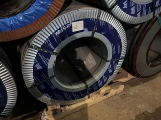 Рулон листового металла, толщина 0,5 мм, цвет цинк, вес 5080 кг.