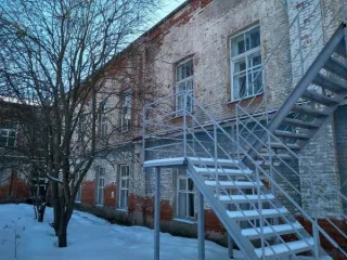 Нежилое здание 1319 кв.м и земельный участок 2173 кв.м. Расположены по адресу: Российская Федерация, Московская область, городской округ Чехов, поселок Мещерское, улица Дубравная, строение 15м. Назначение здания: нежилое, площадь – 1319 кв. м, количество этажей: 3, в том числе подземных 1…