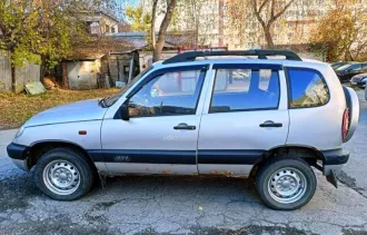 Chevrolet Niva, серебристый, 2008, 120 246 км, 1.7 МТ  79,6 л. с. , бензин, полный, VIN X9L21230080209973, универсал, в рабочем состоянии, сквозная коррозия на порогах и днище кузова, сколы и потертости кузова, износ покрышек, аккумулятор разряжен, СТС и ПТС отсутствуют, г. Екатеринбург…