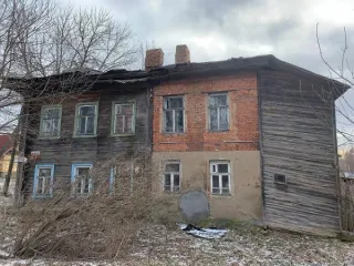 Нежилое здание 120,9 кв.м с участком 323 кв.м, г. Тутаев, Ярославская область нежилое здание, общей площадью 120,9 кв.м., кадастровый номер: 76:21:020217:26, назначение - нежилое, количество этажей - 2, в том числе подземных 0, с земельным участком, общей площадью 323 кв.м., кадастровый номер…