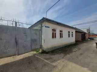 Жилой дом площадью 95,5 кв.м, кадастровый номер 20:06:0401004:716; Земельный участок для ведения личного подсобного хозяйства площадью 423+/-7 кв.м, кадастровый номер 20:06:1401004:713. Информация о зарегистрированных лицах и коммунальных задолженностях не предоставлена. Общая площадь 518,5 кв.м…